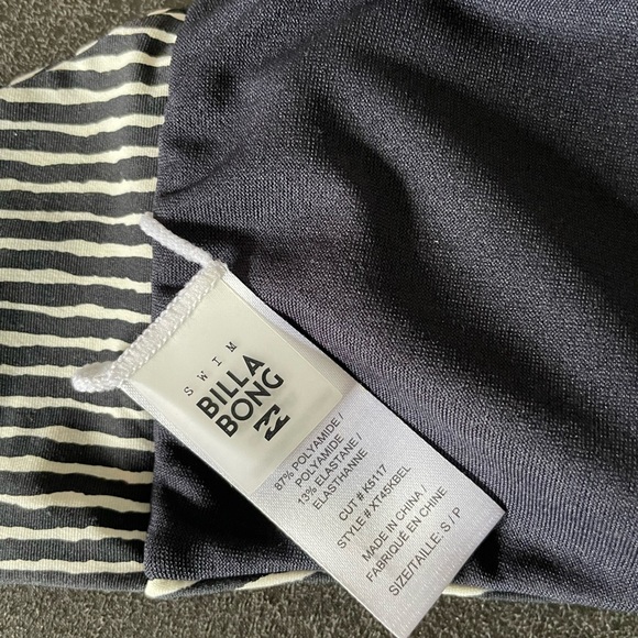 Never worn Billabong bikini top. White and black size small - Picture 4 of 12